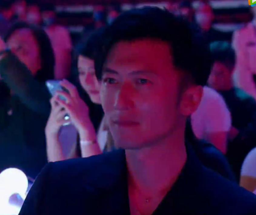 大湾区王菲出场谢霆锋表现,谢霆锋看王菲演唱会的视频