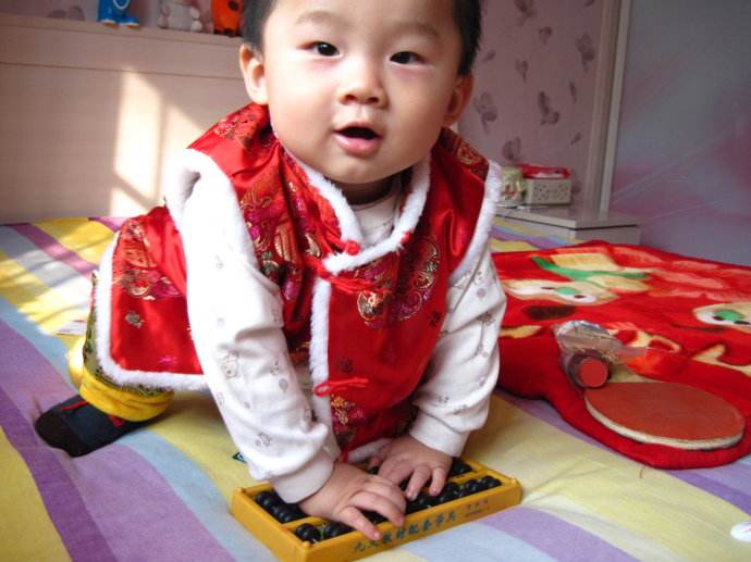 周岁抓周有什么寓意,周岁抓周抓到算盘寓意
