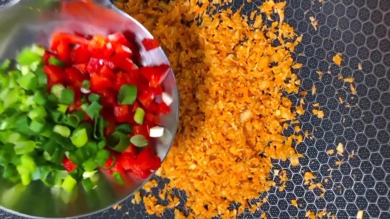 椒盐虾鲜香酥脆可口让你虾壳吮指,虾壳焦脆虾肉鲜甜的椒盐皮皮虾