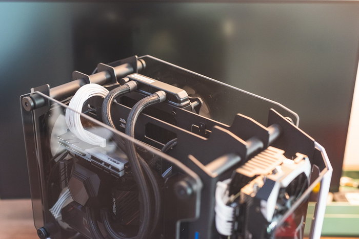 能畅玩三a大作的itx游戏主机,两千元预算性能最强的itx主机