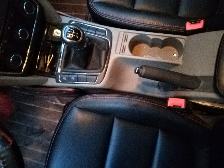 远看是黑色近看是绿色的车,远看是车近看是车