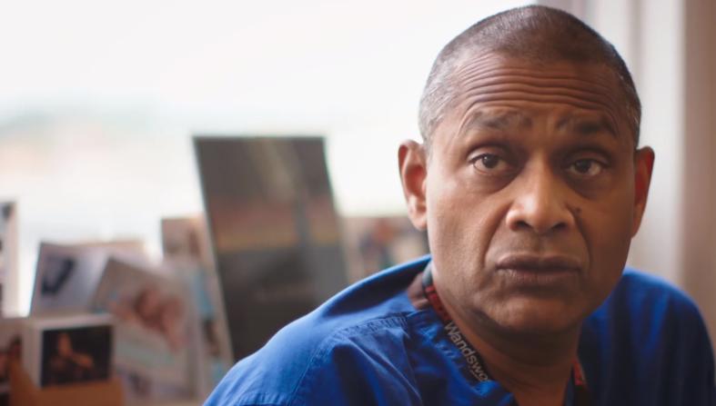 腹中胎儿长出肿瘤，孕妇忍着剧痛，给胎儿打麻药做手术