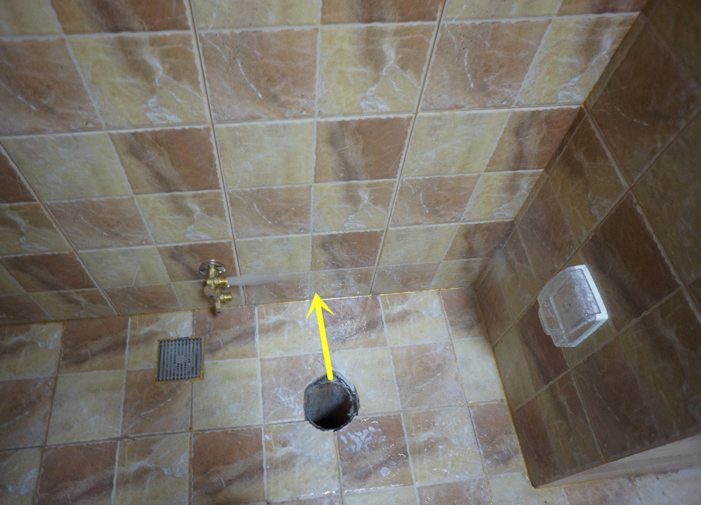 马桶坑距不够加装移位器人工费,马桶孔距不对砸哪里修改