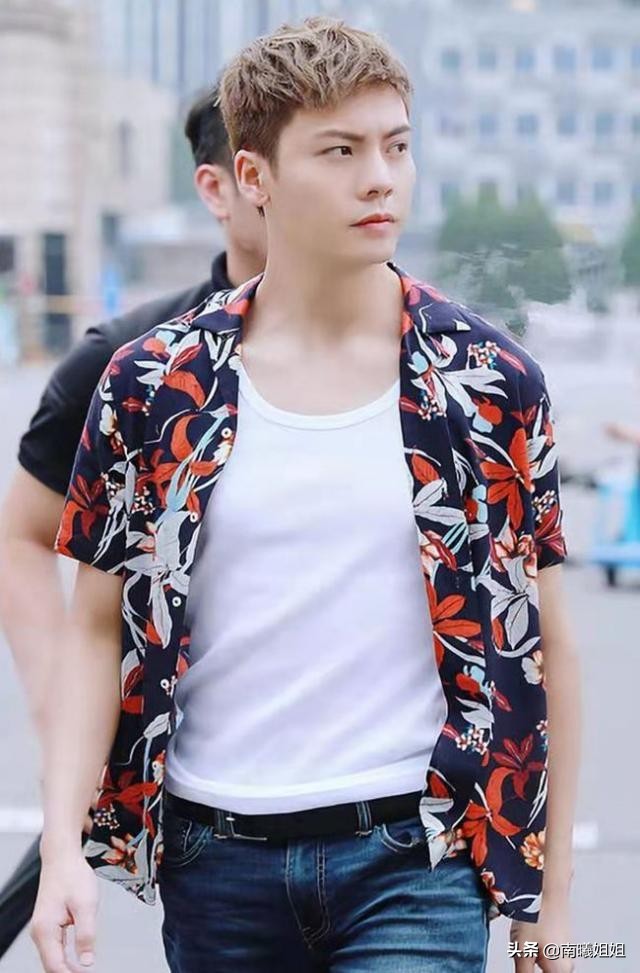 男人过了40岁,买短袖要谨记“3不要”,显得俗气廉价,谁穿谁丑