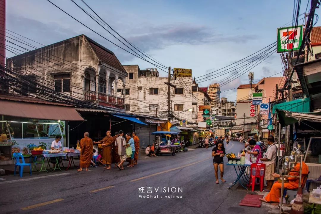 繁华熙攘，从海滩到山路的芭东（Patong）风情