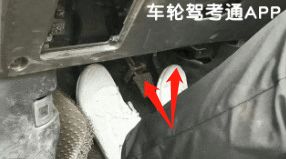 科三练车时总是把油门当刹车踩,b2科三油门刹车的正确姿势