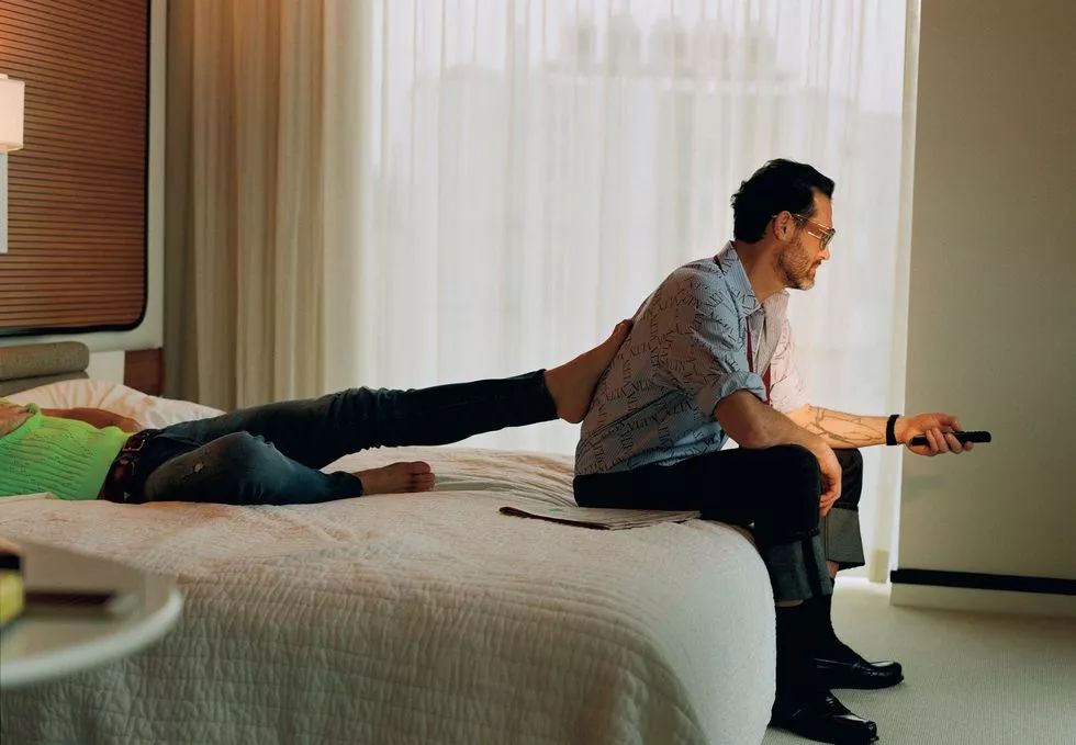 这组时尚大片好精彩，两位男模演绎凄美爱情故事！