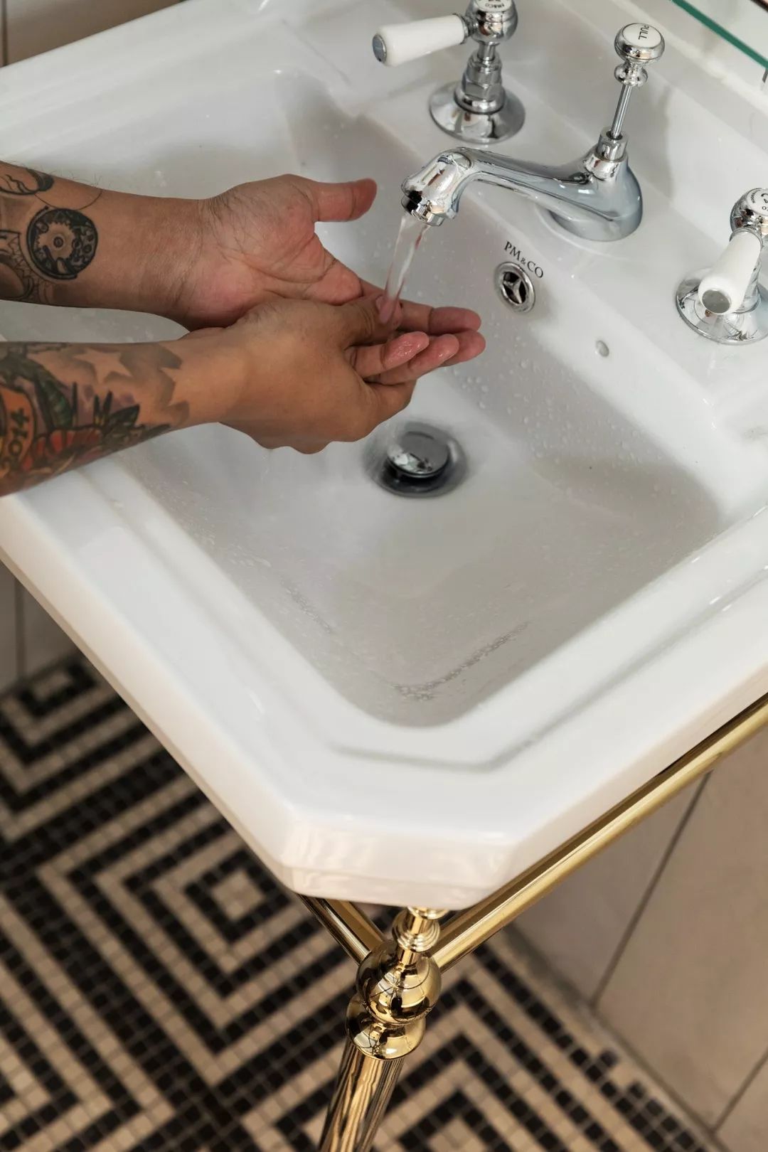 28岁成都女孩180㎡豪宅爆红！砸100W做1室3个衣帽间：壕无人性