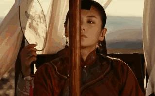 张雨绮雨化田,张雨绮撑伞