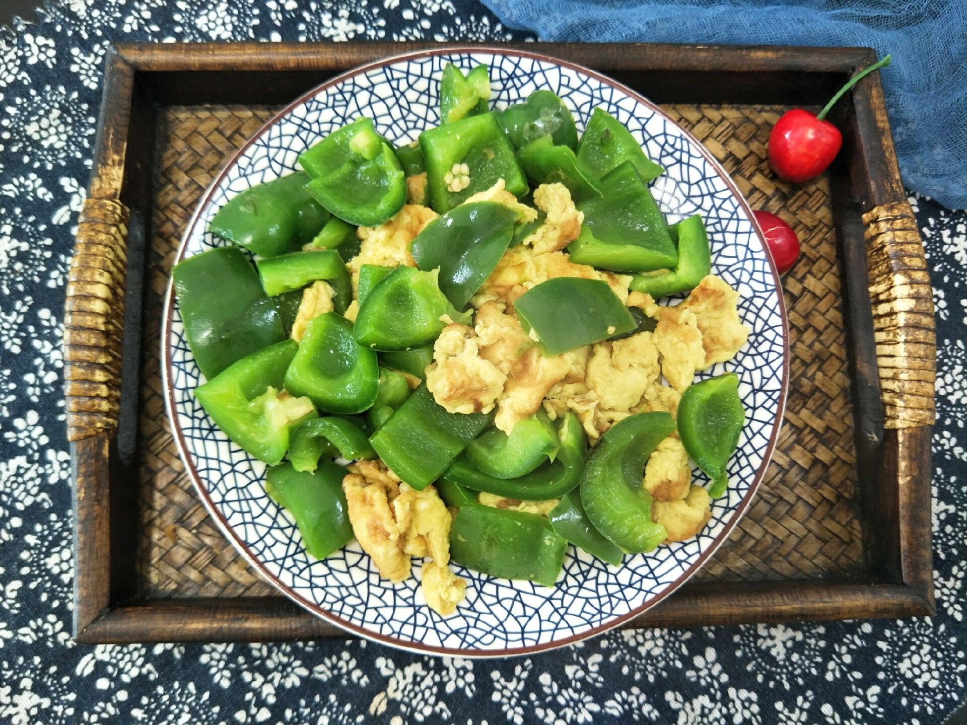 青椒炒鸡蛋,怎样才能又脆又绿,教你详细做法,香嫩好吃