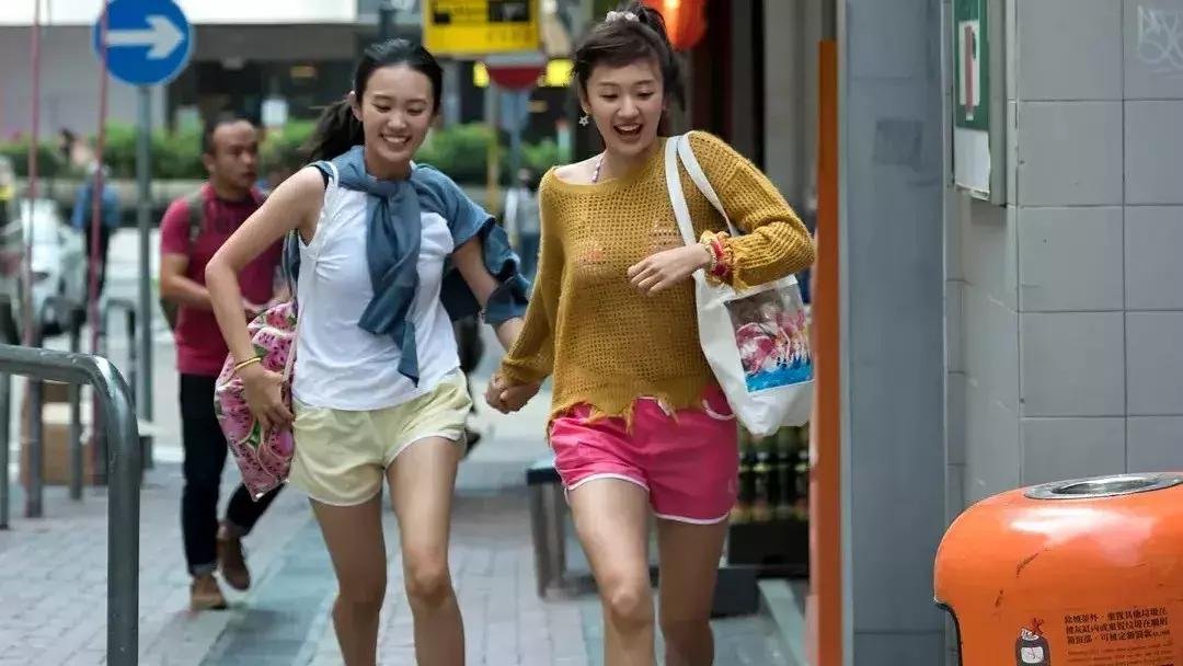 鍦ㄩ娓仛姘村,鍑虹敓鍦ㄩ娓敓娲诲湪骞夸笢