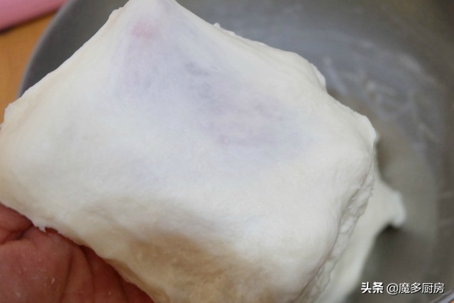 制作松软黄油面包不用太多牛奶,这个面包方子非常好