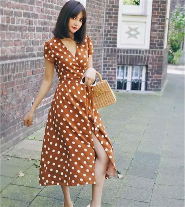 脸色暗黄穿高级灰减龄吗,女人过了40岁别总穿一身黑