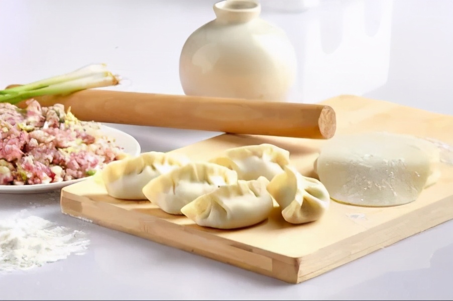 蒸饺要用开水还是凉水和面,蒸饺用冷水还是热水和面好