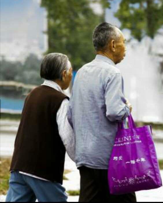 父母生病女儿确实没有钱该怎么办,母亲生病我花了2万该不该要回来