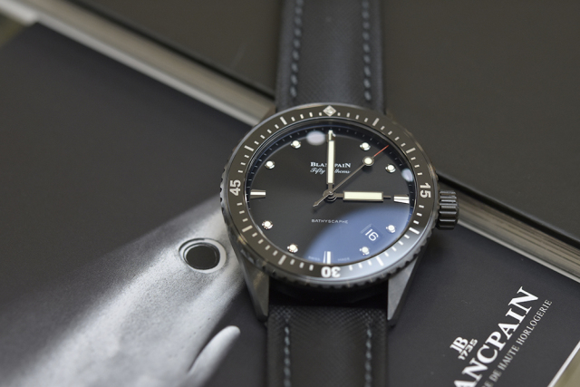 把一台超跑戴在手上,把车捧在手里