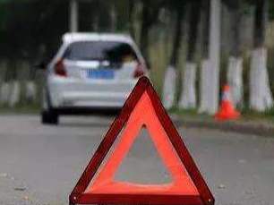 汽车油箱提示没油了还可以跑多远,汽车行驶到半路没油怎么办