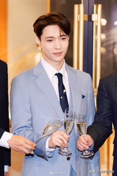 张艺兴井柏然央视主持人采访,张艺兴暖心的细节