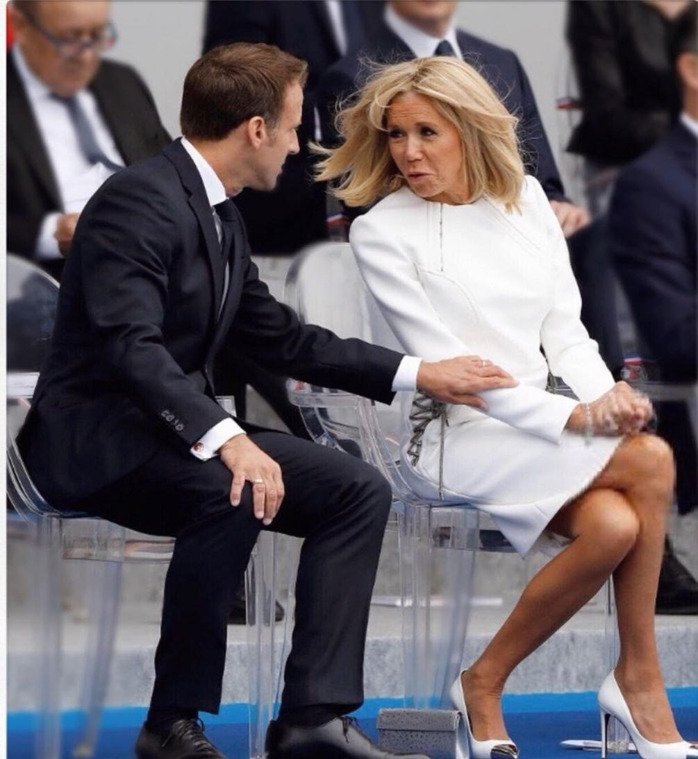 马克龙真暖心，帮布丽吉特整理领口怕走光，真爱程度不亚于查尔斯