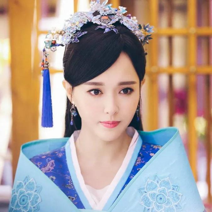 厚刘海和稀刘海哪个好看,厚刘海和八字刘海