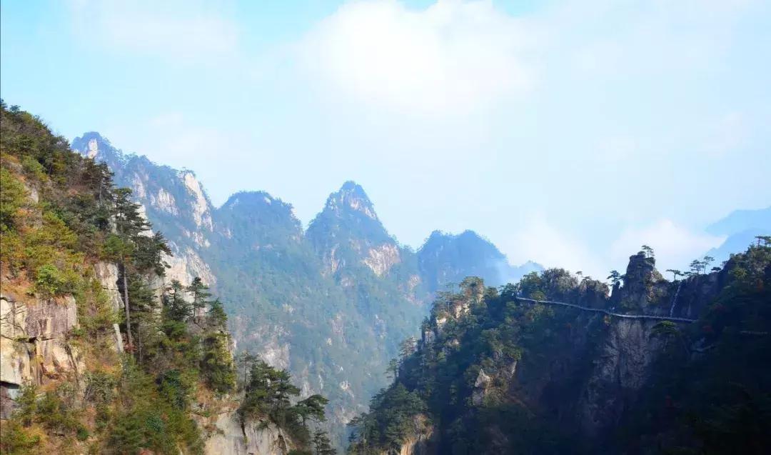 悬崖滑梯风景区,悬崖峭壁雪滑梯