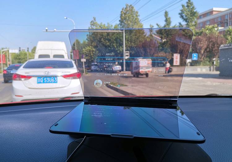 百路达HUD:听歌追剧看小猪佩奇?这才是车载导航的正确打开方式