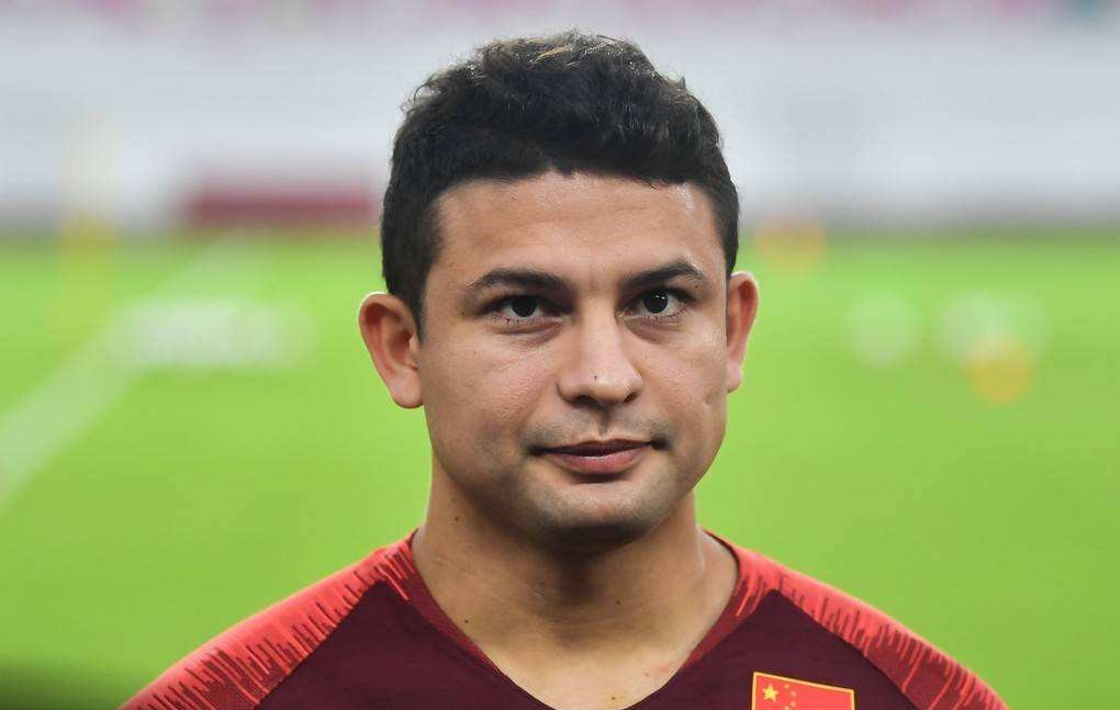 艾克森怒怼记者,艾克森被记者质疑