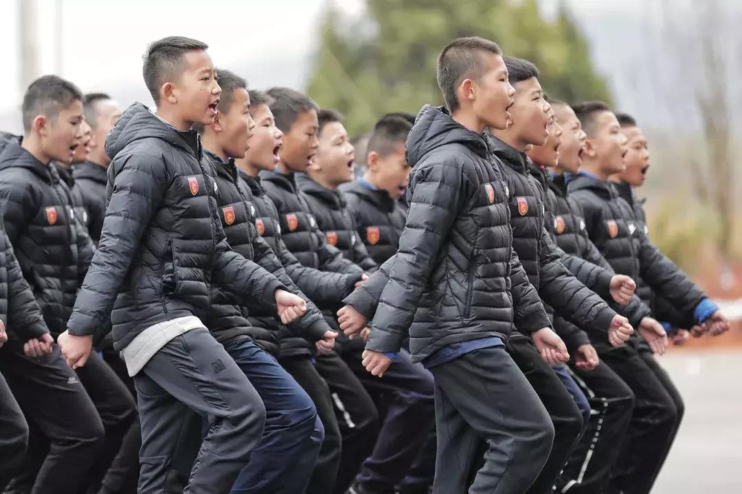 只5天时间就练出了感情——河北华夏梯队队员搂着教官依依不舍