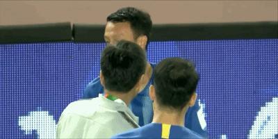 太吓人!足协杯再现恐怖1幕,21岁中场惨遭对手爆头当场昏迷