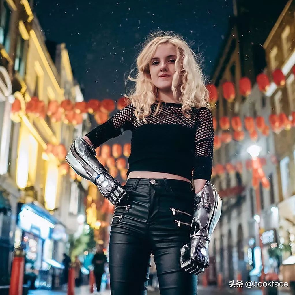 13岁无臂女孩成最酷“美妆博主”:不惧命运的人太酷了