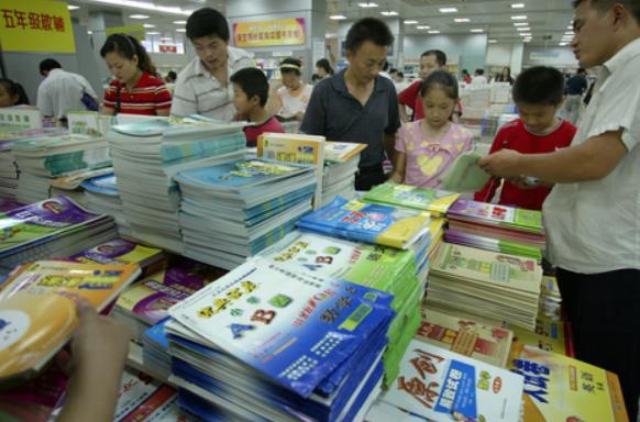 教育部回应家长囤积教辅书，43%网友认为教育内卷主要责任在家长
