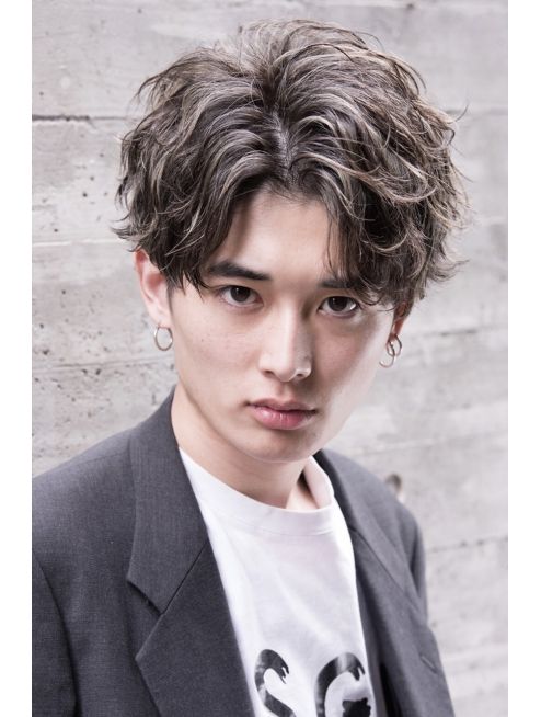 男生发质细软扁塌油腻自然卷发型,男生卷发造型中长发圆脸