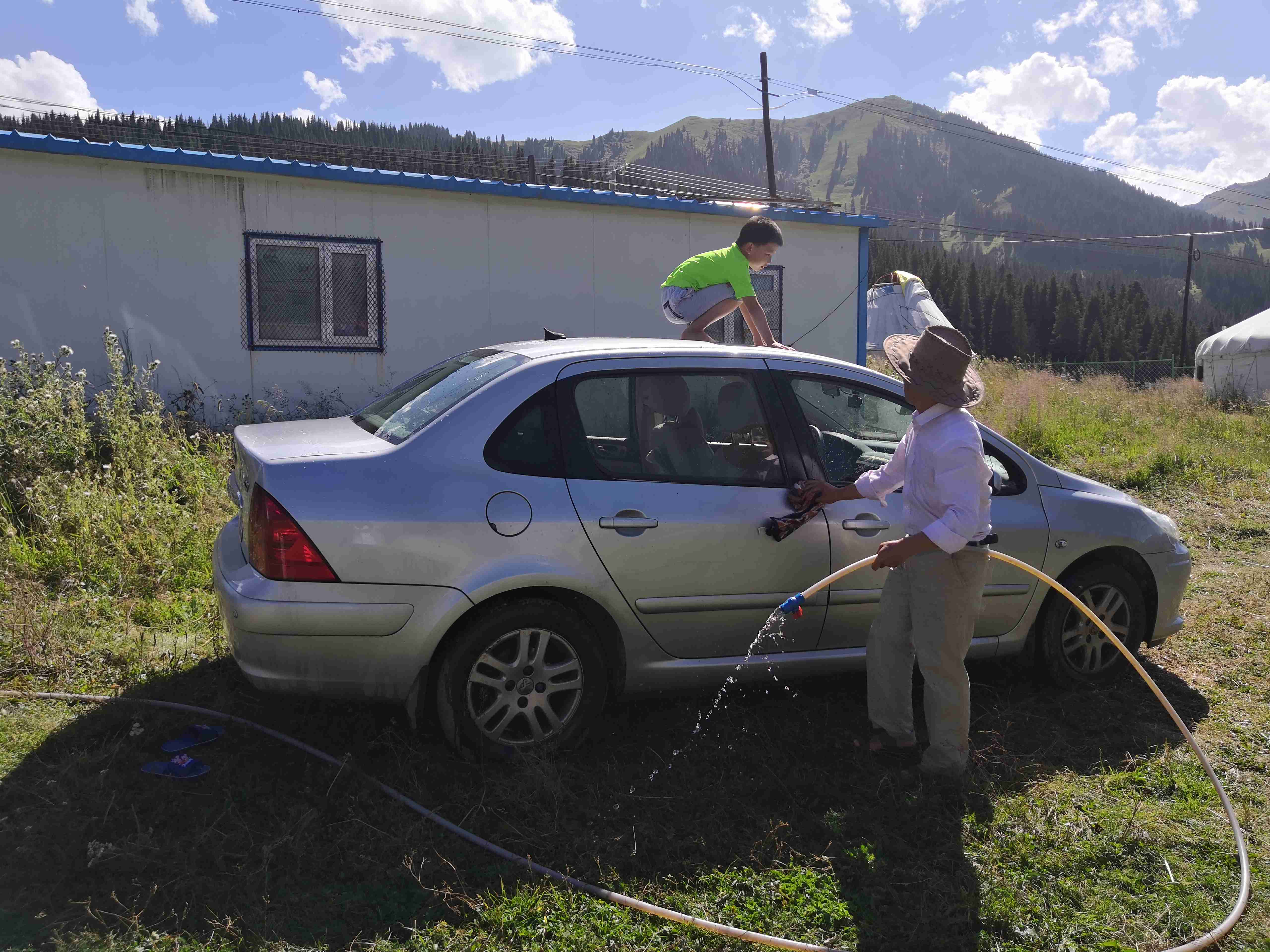 与*疆新**旅店老板共餐，直夸我土豆丝炒的好吃，后请我吃羊肉大餐