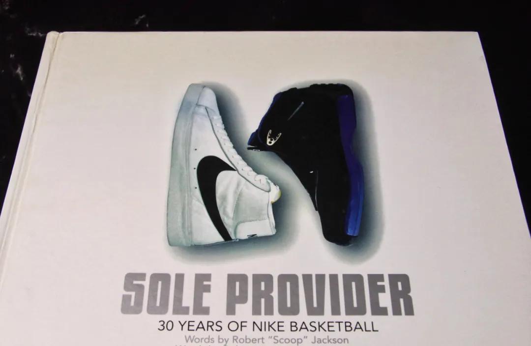 球鞋上纪念科比写什么,纪念科比买球衣还是球鞋