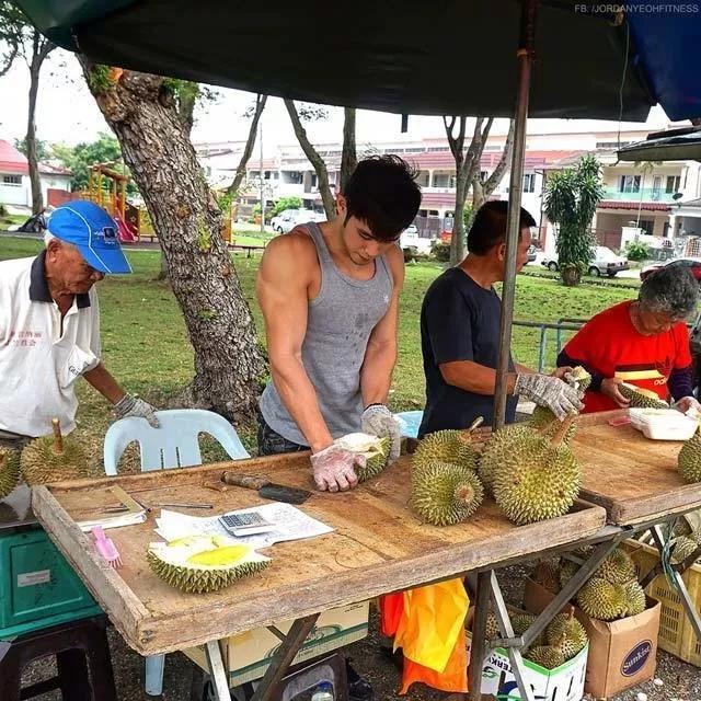 如果肌肉男出来摆地摊,要卖些什么?卖榴莲的“周杰伦”是亮点