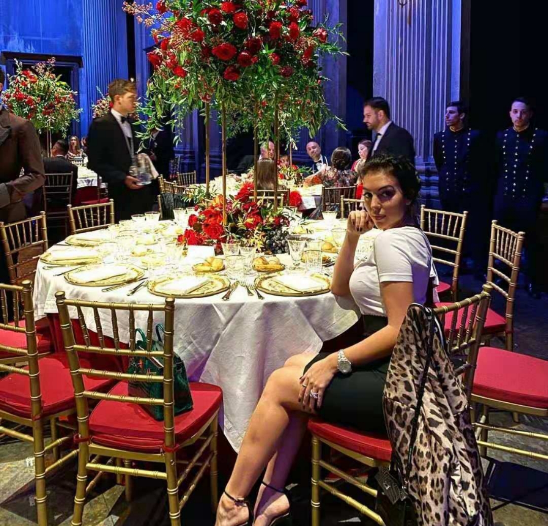 c罗头球热搜第一,c罗穿紫色球服与乔治娜