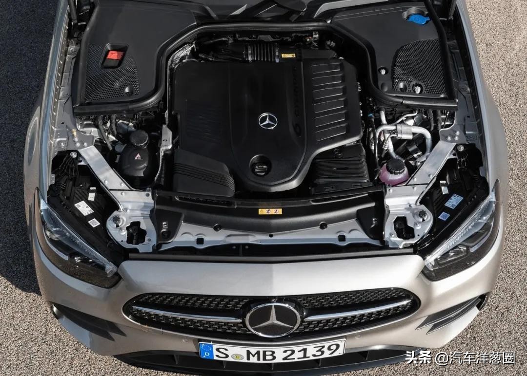 宝马发布全新车标,宝马蓝天白云标改黑白标