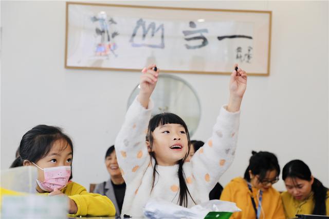 纸间流淌的社区温度——童心童画迎大运