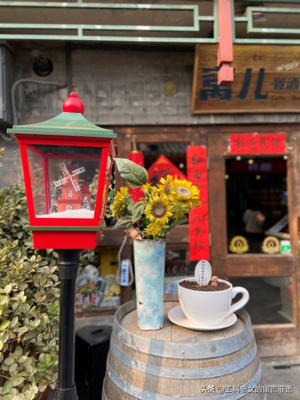 曾经人满为患的南锣鼓巷，在除夕当天有点冷清