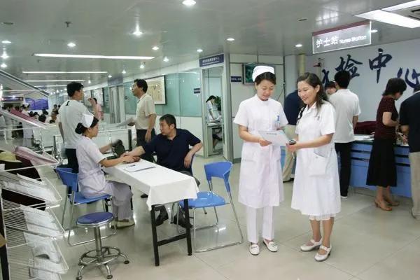 天气干燥怎么预防流鼻血,天气热流鼻血的正确治法