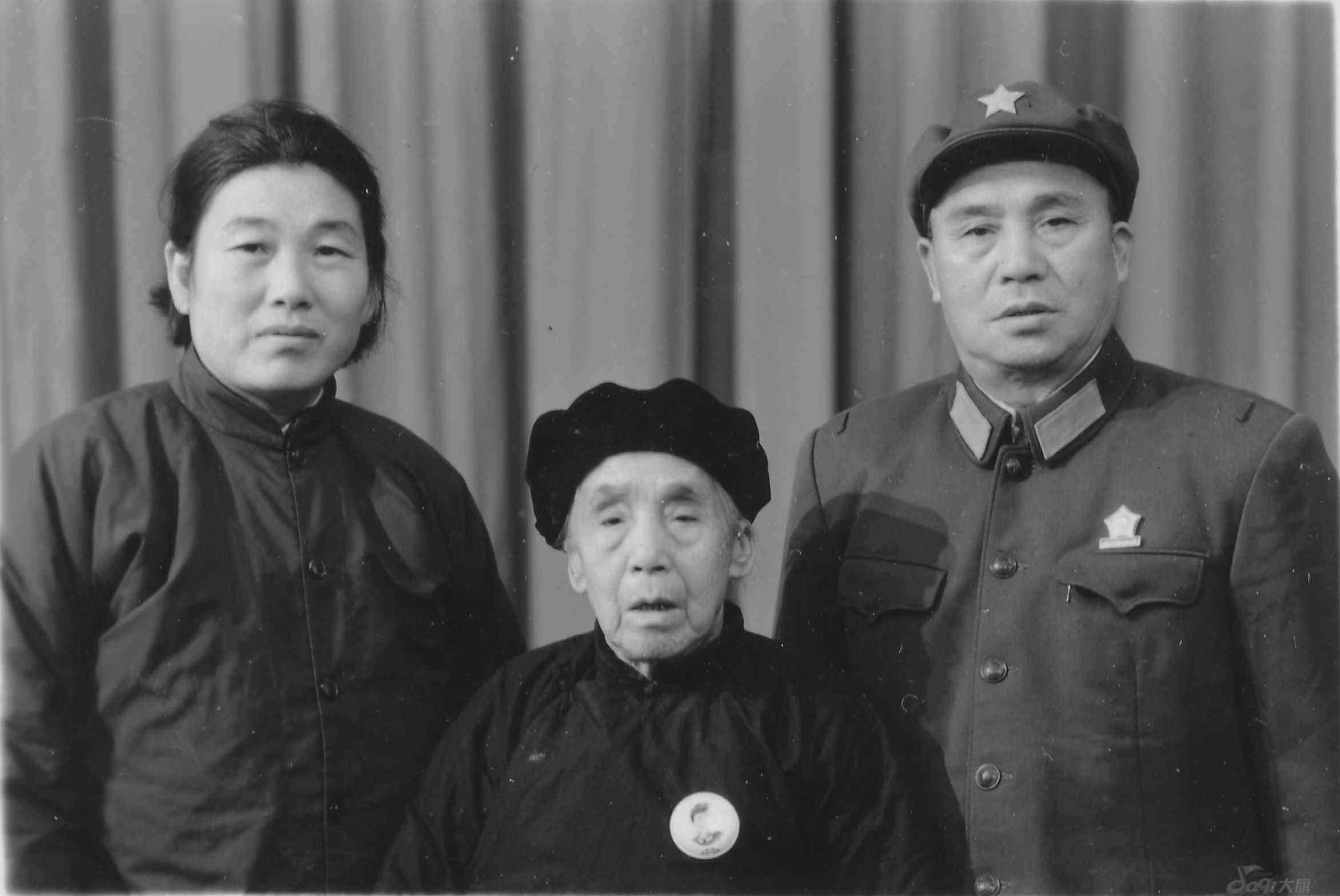 一开国将领逝世后，妻子却对两个孩子说：他不是你们的亲生父亲