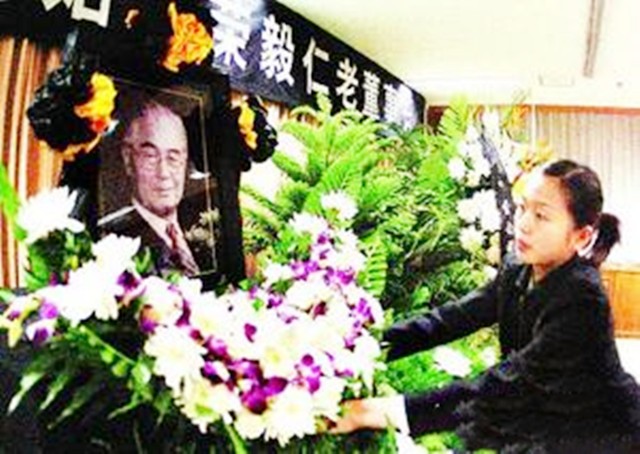 荣毅仁追悼会：规格等同国葬，千人悼念，学生崇拜特意请假来送行