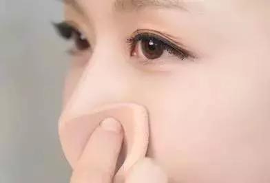 应该用气垫补妆还是粉饼补妆,补妆用气垫还是用定妆粉饼