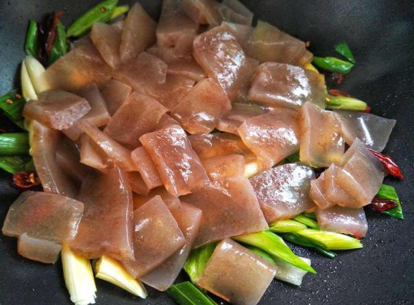 这食材生吃有毒，中毒后产生麻痹感，被中国人做成有助减肥的小吃