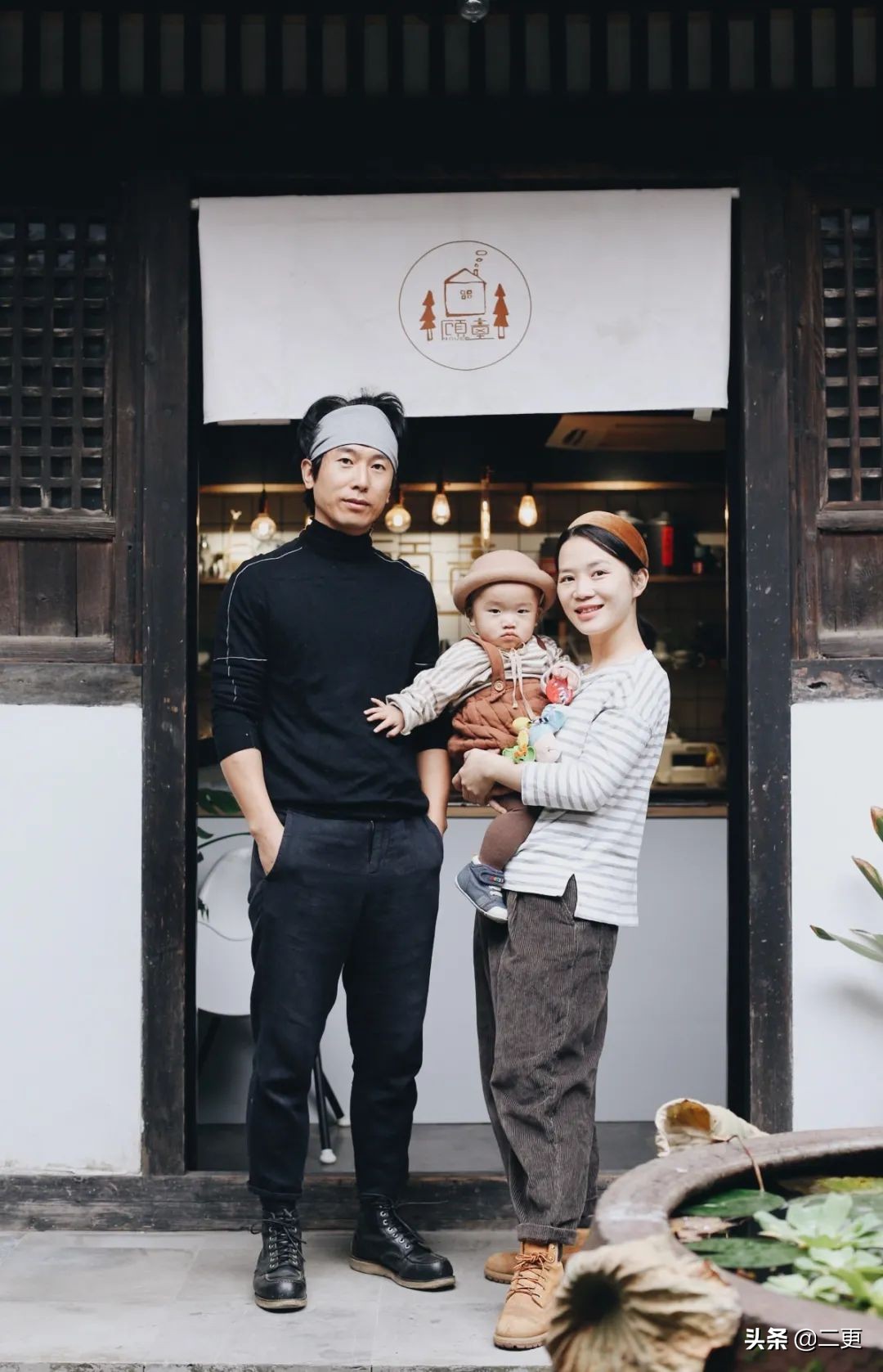 相识27天闪婚，这对逃离大城市的小夫妻，实现“面包爱情”双丰收