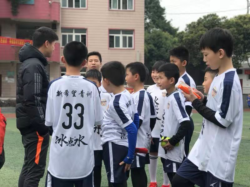 脚下过才叫真本事新希望俱乐部足球小将们出击！