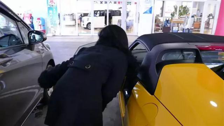 买低配车4s店给了高配车怎么办,买了中配车4s店给的高配怎么办