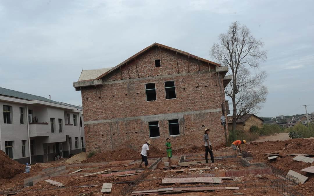 农民可以在自己家盖房吗,农民能在耕地上建大棚养牛吗