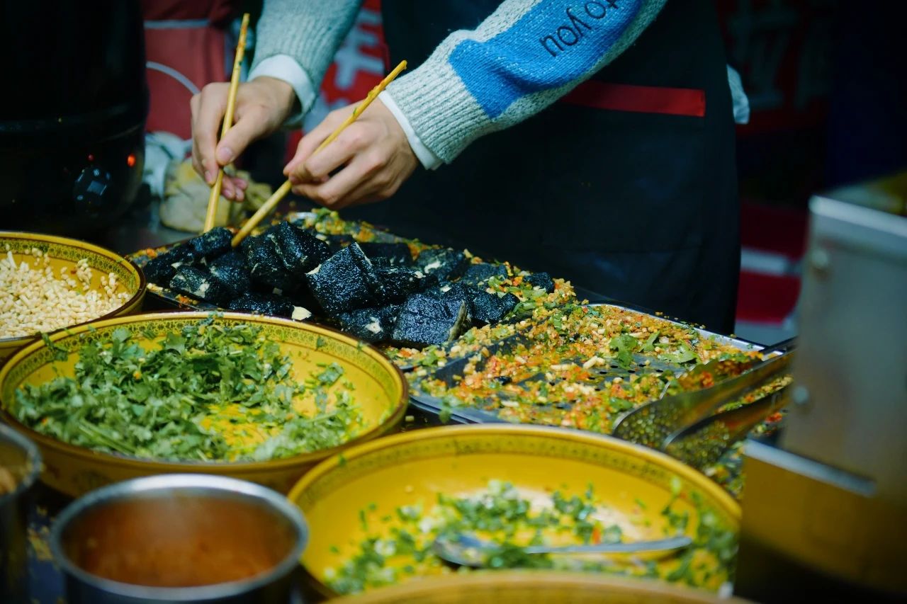成都建设路美食街和春熙路哪个好,探寻成都更具特色的美食街