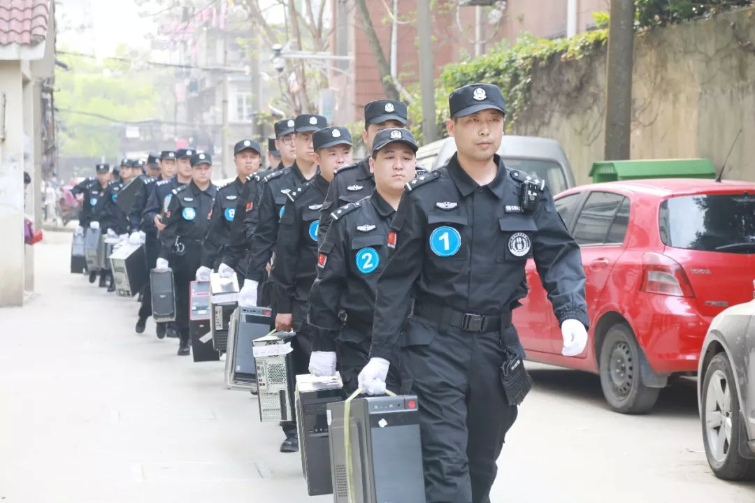 1999年生的他，编写聊天“话术”剧本专挑“宝妈”微商下手